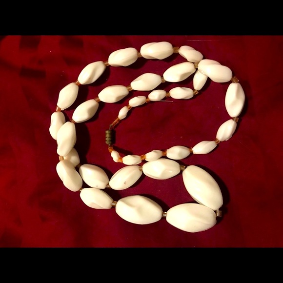 white beaded 18” carved-look acrylic graduated bead size necklace Barbie Vintage - Picture 2 of 4